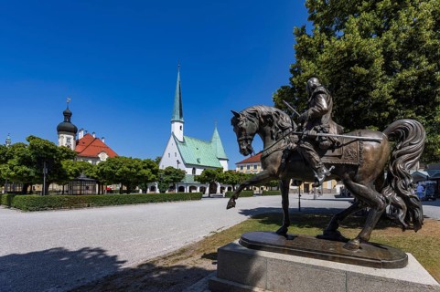 Equestrian statue, Field Marshal Tilly Monument on Kapellplatz with Chapel of Mercy, place of