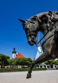 Equestrian statue, Field Marshal Tilly Monument on Kapellplatz with Chapel of Mercy, place of