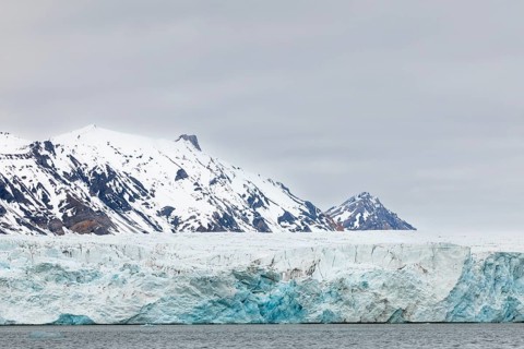Glacier tongue in front of mountain range, sea, Konowbreen, Spitsbergen, Svalbard