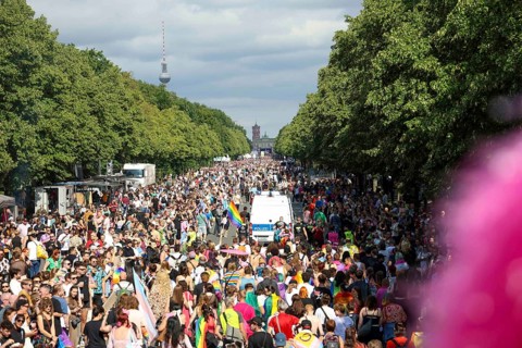 Overview of the participants on Straße des 17. Juni at the 47th Christopher Street Day under the