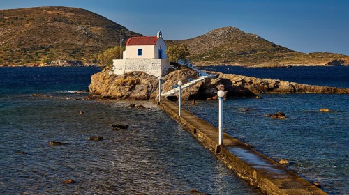 Detailed view of a chapel on a rock in the sea, connected by a long footbridge, chapel, church,