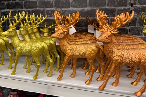 Unsustainable reindeer Christmas ornaments made of colored plastic plastic, international