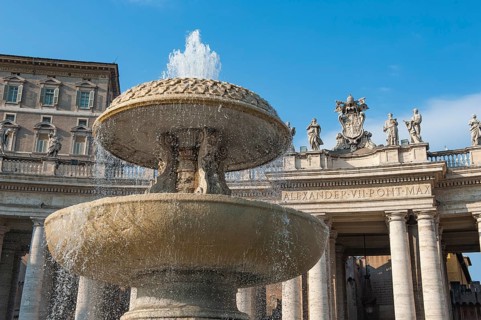 In the foreground fountain fountain by Bernini with a small water fountain, behind it part of a
