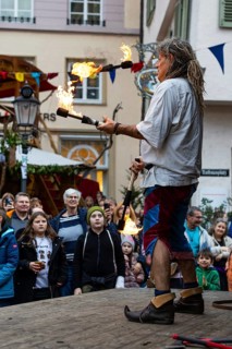 Juggler, fire, stage, audience, medieval clothing, medieval market, city of Esslingen, district of
