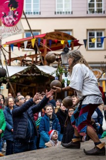 Juggler, stage, audience, medieval clothing, medieval market, city of Esslingen, district of