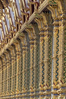 Columns with mosaic decorations (Lai Kranok), also: golden, mosaic-decorated Thai temple columns