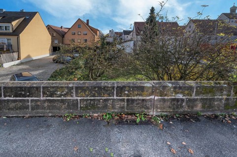 Historic city wall built in the 14th century, old town houses behind, Lauf an der Pegnitz, Middle