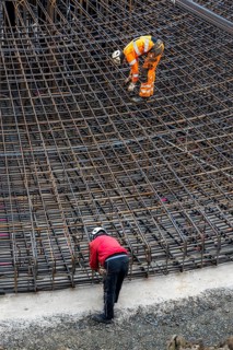 Assembly of reinforcing steel for the reinforced concrete foundation of a wind turbine, a mesh of