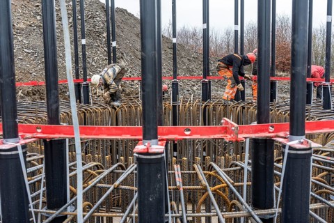 Assembly of reinforcing steel for the reinforced concrete foundation of a wind turbine, a mesh of