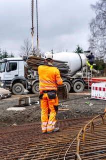 Assembly of reinforcing steel for the reinforced concrete foundation of a wind turbine, a mesh of