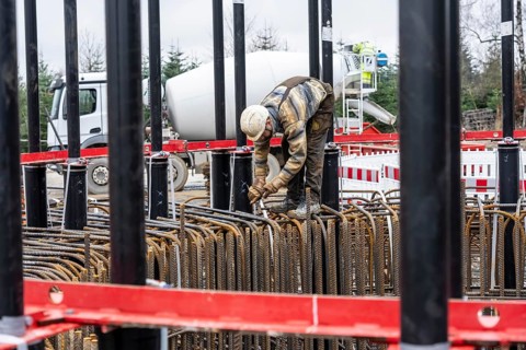 Assembly of reinforcing steel for the reinforced concrete foundation of a wind turbine, a mesh of