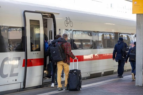 Stop ICE at Mannheim Central Station with incoming passengers