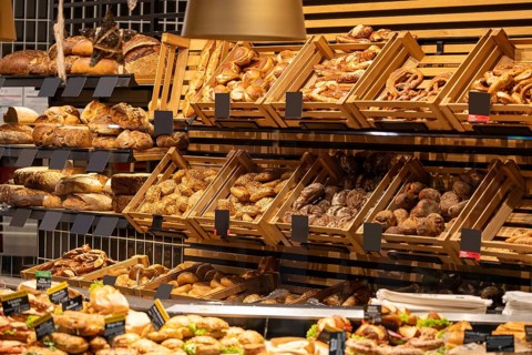 Bakery with a wide selection of bread, rolls and snacks