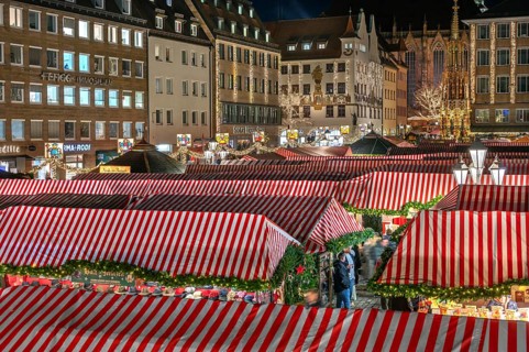 Nuremberg Christmas Market illuminated in the evening with the Beautiful Fountain, Hauptmarkt,