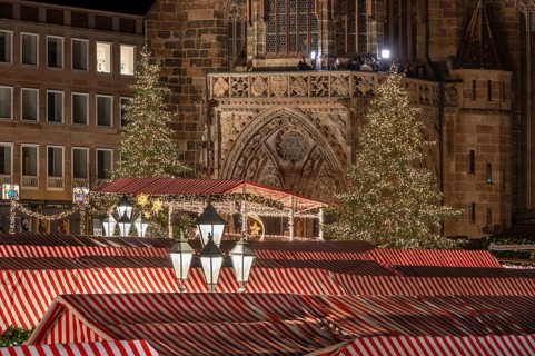 Nuremberg Christmas market with the Church of Our Lady, decorated for Christmas, Hauptmarkt,
