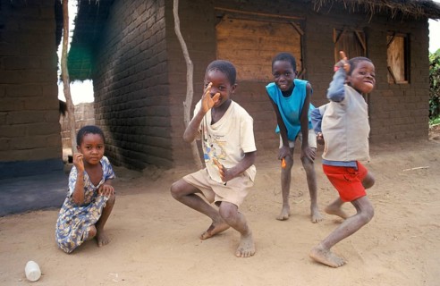 Children in front of a clay hut on the side of the road, girls, boys, Salima, Malawi, Africa, June