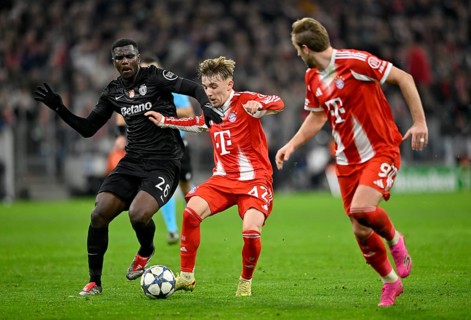 Tackle, action Lennart Karl Bayern Munich FCB (42) v Ousmane Diomande Sporting Lisbon SCP (26)