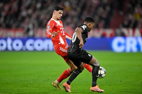 Duel, action Aleksandar Pavlovic FC Bayern Munich FCB (45) against Geny Catamo Sporting Lisbon SCP