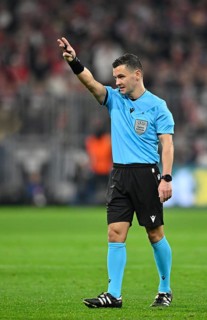 Referee Referee Nicholas Nick Walsh (SCO) Gesture Gesture Champions League, Allianz Arena, Munich,