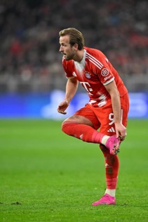Harry Kane FC Bayern Muenchen FCB (09) removes dirt from football boots, clay, Champions League,