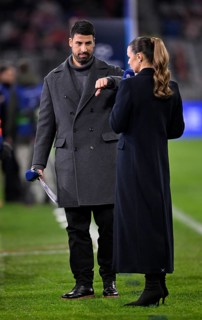 DAZN presenter Laura Wontorra and TV expert Sami Khedira with microphone, logo, gesture, thumbs