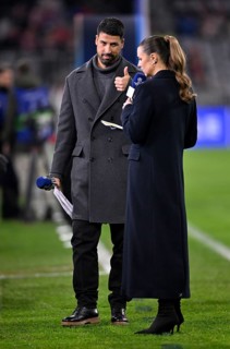 DAZN presenter Laura Wontorra and TV expert Sami Khedira with microphone, logo, gesture gesture