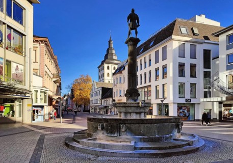 Bernard II monument by Albert Pehle on the Bernard Fountain, with the tower of St. James Church in