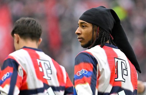 Michael Olise FC Bayern Munich FCB (17) with tube cap Warm-up training MHPArena, MHP Arena