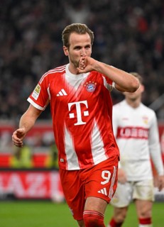 Goal celebration Harry Kane FC Bayern Munich FCB (09) kisses wedding ring ring gesture gesture