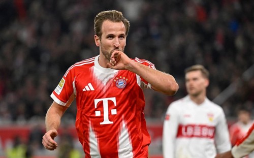 Goal celebration Harry Kane FC Bayern Munich FCB (09) kisses wedding ring ring gesture gesture