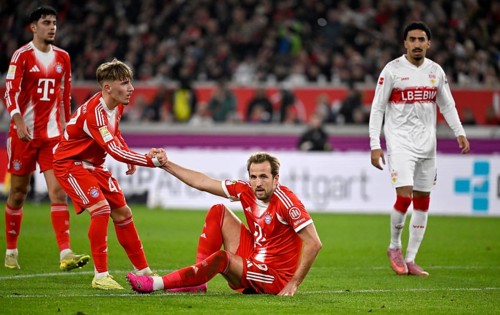 Lennart Karl Bayern Munich FCB (42) helps Harry Kane FC Bayern Munich FCB (09) to his feet Gesture