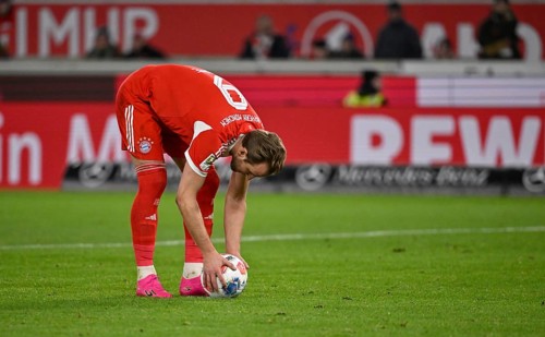 Harry Kane FC Bayern Munich FCB (09) takes ball for penalty kick, penalty kick MHPArena, MHP Arena