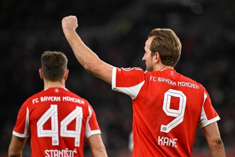 Goal celebration Harry Kane FC Bayern Munich FCB (09) Josip Stanisic FC Bayern Muenchen FCB (44)