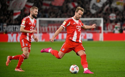 Harry Kane FC Bayern Munich FCB (09) Action on the ball Konrad Laimer FC Bayern Munich FCB (27)