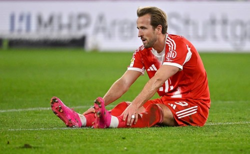 Harry Kane FC Bayern Munich FCB (09) sits disappointed on the ground MHPArena, MHP Arena Stuttgart,