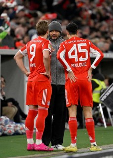 Coach Coach Vincent Kompany FC Bayern Munich FCB in front of substitution Change in discussion with