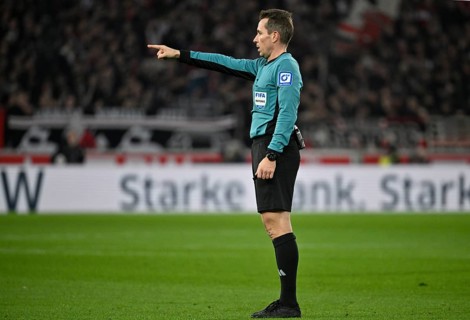 Referee Tobias Stieler Gesture MHPArena, MHP Arena Stuttgart, Baden-WÃ¼rttemberg, Germany