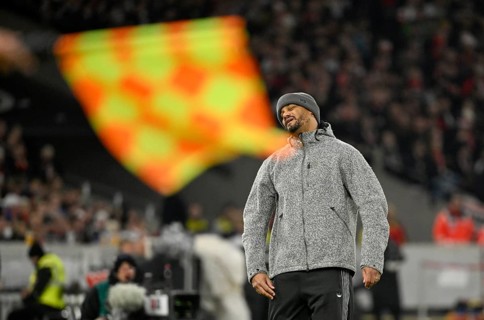 Coach coach Vincent Kompany FC Bayern Munich FCB disappoints disappointment due to offside, flag,