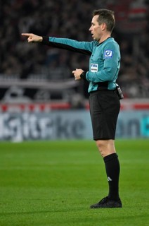 Referee Tobias Stieler Gesture MHPArena, MHP Arena Stuttgart, Baden-WÃ¼rttemberg, Germany