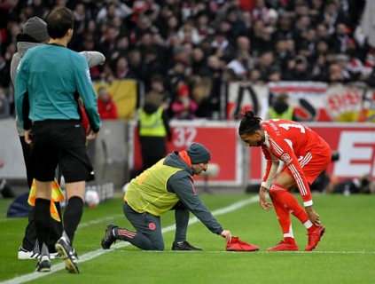 Michael Olise FC Bayern Munich FCB (17) changes shoes on the pitch, football boots, coach MHPArena,