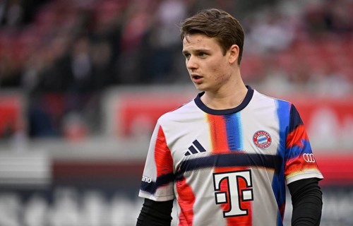 Goalkeeper Jonas Urbig FC Bayern Munich FCB (40) Warm-up training MHPArena, MHP Arena Stuttgart,