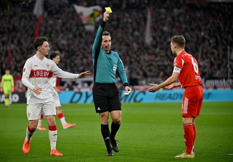 Referee Referee Tobias Stieler shows yellow card yellow caution Gesture Gesture Joshua Kimmich FC