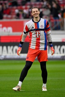 Goalkeeper Manuel Neuer FC Bayern Munich FCB (01) Warm-up Training laughs MHPArena, MHP Arena