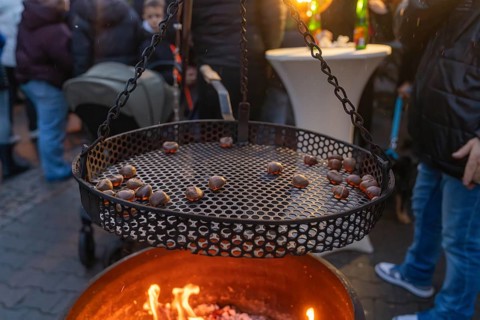 Cosy grilling of chestnuts at a market in the evening, Aidlingen Christmas market, Böblingen