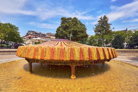 Kochbrunnenspringer thermal spring, mussel shaped, fountain, park, trees, lawn, paths, general
