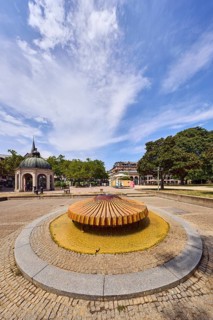 Kochbrunnenspringer thermal spring, mussel-shaped, pavilion Kochbrunnenpavillon, fountain, park,