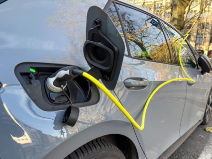 An e-car is being charged on Königsallee in DÃ¼sseldorf, DÃ¼sseldorf, Germany