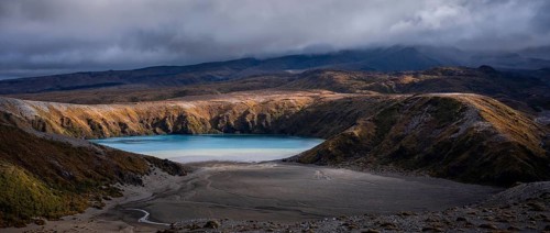View of Lower Tama Lake, Tama Lake Walk (Tama Lakes Track), golden hour, panorama, Tongariro