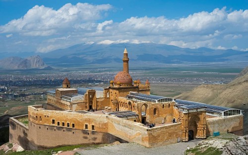 An old castle surrounded by mountains and a vast valley under a clear sky, Ishak Pasha Palace,