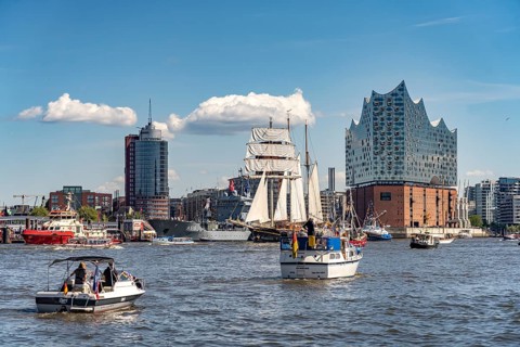 Incoming parade of ships and sailboats at Hafengeburtstag Hamburg 2025 in front of the Elbe